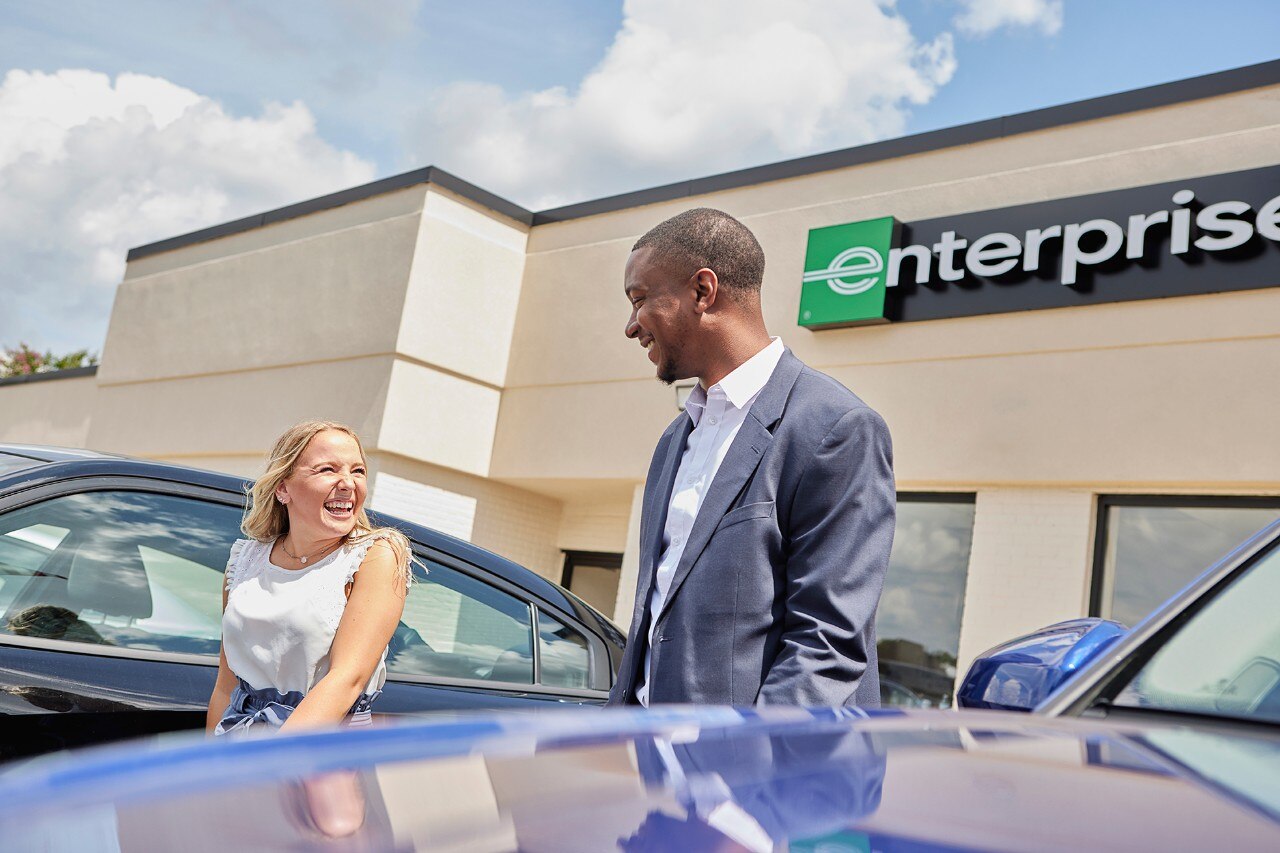 Two Enterprise Mobility team members in conversation while walking. 