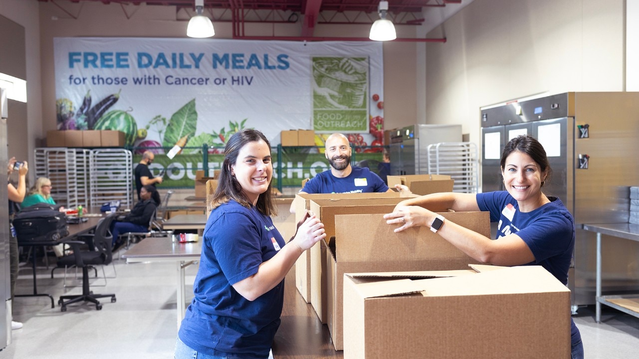 Enterprise Mobility employees volunteering at the Food Outreach program.